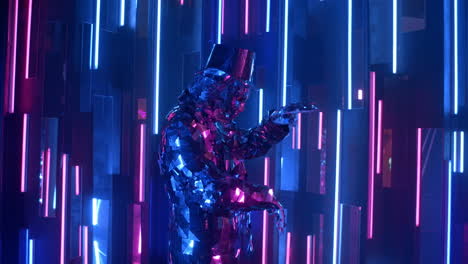 Ein-Mann-Tanzt-In-Einem-Glasanzug-Im-Neonlicht.-Glänzender,-Funkelnder-Silberner-Anzug-Und-Blau-violettes-Neonlicht.-Silvesterparty